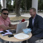 Plenerowy Raport Dnia z Pierzchnicy. Na zdjęciu: Piotr Dąbrowski - prezes Gminnej Mleczarni w Pierzchnicy, Robert Szumielewicz- Radio Kielce / Krzysztof Bujnowicz / Radio Kielce