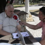 Plenerowy Raport Dnia z Pierzchnicy. Na zdjęciu od lewej: Marek Zatorski - prezes Fundacji Dom Seniora im. Sue Ryder w Pierzchnicy oraz Robert Szumielewicz - Radio Kielce / Krzysztof Bujnowicz / Radio Kielce