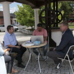 Plenerowy Raport Dnia z Pierzchnicy. Na zdjęciu od lewej: Małgorzata Bujakowska – artystka, Stanisław Strąk – burmistrz Pierzchnicy, Robert Szumielewicz – Radio Kielce, Piotr Dąbrowski - prezes Gminnej Mleczarni w Pierzchnicy / Krzysztof Bujnowicz / Radio Kielce