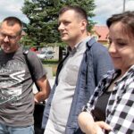 Raków. Letni Raport Dnia z Rakowa. Na zdjęciu (od lewej): Grzegorz Szewczyk - historyk, Dariusz Jóźwik z Urzędu Gminy w Rakowie i Paulina Szewczyk - prezes Gminnego Towarzystwa Sportowego w Rakowie / Krzysztof Bujnowicz / Radio Kielce