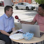 Plenerowy Raport Dnia z Pierzchnicy. Na zdjęciu od lewej: Stanisław Strąk – burmistrz Pierzchnicy oraz Robert Szumielewicz - Radio Kielce / Krzysztof Bujnowicz / Radio Kielce