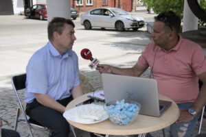 Plenerowy Raport Dnia z Pierzchnicy. Na zdjęciu od lewej: Stanisław Strąk – burmistrz Pierzchnicy oraz Robert Szumielewicz - Radio Kielce / Krzysztof Bujnowicz / Radio Kielce