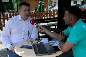 Chmielnik. Letni Raport Dnia. Na zdjęciu (od lewej): Paweł Wójcik - burmistrz Chmielnika i Robert Szumielewicz / Krzysztof Bujnowicz / Radio Kielce