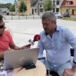 Raków. Letni Raport Dnia z Rakowa. Robert Szumielewicz i radny Mariusz Ozdoba / Krzysztof Bujnowicz / Radio Kielce