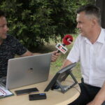 Letni Raport Dnia z Opatowca. Na zdjęciu od lewej: Robert Szumielewicz - Radio Kielce, Sławomir Kowalczyk - burmistrz Opatowca / Krzysztof Bujnowicz / Radio Kielce