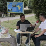 Letni Raport Dnia z Opatowca. Na zdjęciu od lewej: Sabina Minior - mieszkanka Opatowca, Robert Szumielewicz - Radio Kielce, Sławomir Kowalczyk - burmistrz Opatowca / Krzysztof Bujnowicz / Radio Kielce