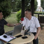 Letni Raport Dnia z Opatowca. Na zdjęciu od lewej: Robert Szumielewicz - Radio Kielce, Sławomir Kowalczyk - burmistrz Opatowca / Krzysztof Bujnowicz / Radio Kielce