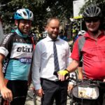 Działoszyce. Letni Raport Dnia. Na zdjęciu (od lewej): ks. Rafał, Stanisław Porada - burmistrz Działoszyc i Adam Krzysztoń - starosta łańcucki / Krzysztof Bujnowicz / Radio Kielce