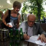 Busko-Zdrój. Gościem niedzielnej Kawiarenki Festiwalowej był tenor Wiesław Ochman. Po spotkaniu chętnie rozdawał autografy. / Dorota Klusek / Radio Kielce