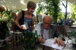 Busko-Zdrój. Gościem niedzielnej Kawiarenki Festiwalowej był tenor Wiesław Ochman. Po spotkaniu chętnie rozdawał autografy. / Dorota Klusek / Radio Kielce