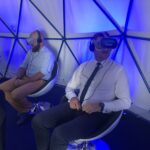 Wirtualny Teatr Historii „Niepodległa” zagościł na dziedzińcu Zamku Królewskiego w Sandomierzu. Na zdjęciu od lewej: dyrektor Muzeum Okręgowego w Sandomierzu Dominik Płaza i burmistrz Marcin Marzec / Grażyna Szlęzak-Wójcik / Radio Kielce