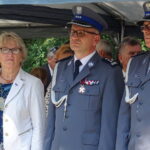 Święto policji. Od lewej: Grażyna Szkonter - prezes świętokrzyskiego oddziału Rodzina Policyjna 1939, insp. Artur Bednarek - zastępca komendanta wojewódzkiego, insp. Zbigniew Wilk - komendant KPP w Ostrowcu Św. / Emilia Sitarska / Radio Kielce