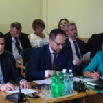 Sesja rady miasta. Od lewej: prezydent Jarosław Górczyński, zastępca prezydenta Dominik Smoliński, sekretarz Anna Niedbała / Emilia Sitarska / Radio Kielce