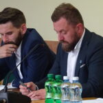 Sesja rady miasta. Od lewej: radni Aron Pietruszka, Kamil Stelmasik / Emilia Sitarska / Radio Kielce