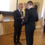 Pośmiertne uhonorowanie odznaczeniami państwowymi dwóch żołnierzy Armii Krajowej. Odznaczenie przyznane dla kaprala J. Kucharskiego odbiera Marcin Kapka / Grażyna-Szlęzak-Wójcik / Radio Kielce