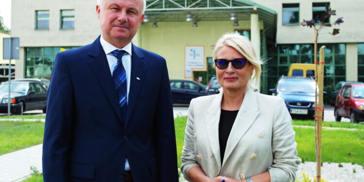 Nowa dyrekcja szpitala, od lewej: Artur Kubas -  prezes i Irena Liszka - dyrektor ds. lecznictwa / Emilia Sitarska / Radio Kielce