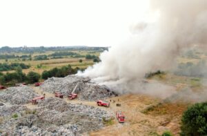 Fałków. Pożar wysypiska śmieci / KP PSP w Końskich
