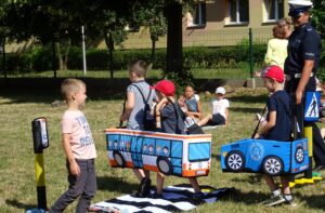 Ostrowiec Świętokrzyski. Dzieci z przedszkola nr 11 bawią się w drogowym miasteczku / Emilia Sitarska / Radio Kielce