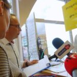 Parlamentarzyści PO w aptece sprawdzają dostępność leków / Emilia Sitarska / Radio Kielce