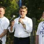 Piaski, gm. Jędrzejów. Piknik rodzinny Prawa i Sprawiedliwości. Na zdjęciu Andrzej Pruś, przewodniczący Sejmiku Województwa Świętokrzyskiego (w środku) / Jarosław Kubalski / Radio Kielce