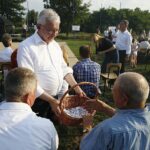 Piaski, gm. Jędrzejów. Piknik rodzinny Prawa i Sprawiedliwości. Na zdjęciu Krzysztof Lipiec, poseł PiS / Jarosław Kubalski / Radio Kielce