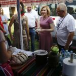 Piaski, gm. Jędrzejów. Piknik rodzinny Prawa i Sprawiedliwości. Na zdjęciu (w środku) Anna Krupka, wiceminister sportu i turystyki / Jarosław  Kubalski / Radio Kielce