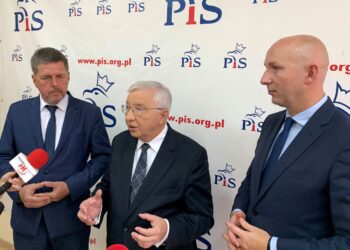 Na zdjęciu (od lewej): Jarosław Karyś - przewodniczący klubu PiS w kieleckiej Radzie Miasta, poseł Krzysztof Lipiec i Marcin Perz - prezes SSE „Starachowice” / Monika Miller / Radio Kielce