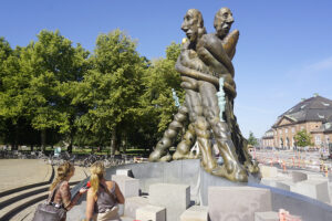 Pomnik trzech twarzy Hansa Christiana Andersena / Marlena Płaska / Mateusz Kaczmarczyk / Radio Kielce