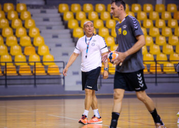 Pierwszy trening zawodników PGE Vive Kielce. Na zdjęciu trener piłkarzy ręcznych PGE Vive Kielce Talant Dujszebajew / Wiktor Taszłow / Radio Kielce