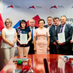 Podpisanie umów na dofinansowanie w ramach Funduszu Dróg Samorządowych. Wojewoda świętokrzyski Agata Wojtyszek wraz z przedstawicielami powiatów pińczowskiego i buskiego oraz gmin Pawłów, Ożarów i Pińczów / Wiktor Taszłow / Radio Kielce