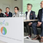 Konferencja WFOŚiGW. Od lewej: Katarzyna Sowa-Cichecka - dyrektor Okręgowej Stacji Chemiczno-Rolniczej w Kielcach, poseł Maria Zuba, Ryszard Gliwiński - Prezes Zarządu WFOŚiGW, Agata Wojtyszek - wojewoda świętokrzyski, senator Krzysztof Słoń i Grzegorz Socha - Zastępca Prezesa Zarządu WFOŚiGW / Wiktor Taszłow / Radio Kielce