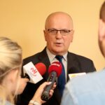 Kielce. Podpisanie umów na pomoc osobom w trudnej sytuacji życiowej. Na zdjęciu: Stefan Bąk - członek Zarządu Powiatu Kieleckiego / Wiktor Taszłow / Radio Kielce