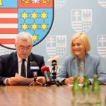 Kielce. Podpisanie umów na pomoc osobom w trudnej sytuacji życiowej. Na zdjęciu: Andrzej Bętkowski - marszałek województwa i Renata Janik - wicemarszałek województwa / Wiktor Taszłow / Radio Kielce