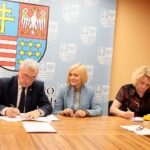 Kielce. Podpisanie umów na pomoc osobom w trudnej sytuacji życiowej. Na zdjęciu: Andrzej Bętkowski - marszałek województwa, Renata Janik - wicemarszałek województwa i Anna Bielna - dyrektor Powiatowego Centrum Pomocy Rodzinie w Kielcach / Wiktor Taszłow / Radio Kielce