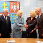 Kielce. Podpisanie umów na pomoc osobom w trudnej sytuacji życiowej. Na zdjęciu: Andrzej Bętkowski - marszałek województwa, Renata Janik - wicemarszałek województwa, Anna Bielna - dyrektor Powiatowego Centrum Pomocy Rodzinie w Kielcach i Stefan Bąk - członek Zarządu Powiatu Kieleckiego / Wiktor Taszłow / Radio Kielce