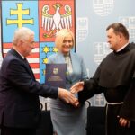 Kielce. Podpisanie umów na pomoc osobom w trudnej sytuacji życiowej. Na zdjęciu: Andrzej Bętkowski - marszałek województwa, Renata Janik - wicemarszałek województwa i ojciec Paweł Chmura - klasztor franiszkanów / Wiktor Taszłow / Radio Kielce