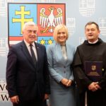 Kielce. Podpisanie umów na pomoc osobom w trudnej sytuacji życiowej. Na zdjęciu: Andrzej Bętkowski - marszałek województwa, Renata Janik - wicemarszałek województwa i ojciec Paweł Chmura - klasztor franiszkanów / Wiktor Taszłow / Radio Kielce
