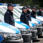 Przekazanie nowych radiowozów świętokrzyskiej policji. W przekazaniu uczestniczyła wojewoda świętokrzyski Agata Wojtyszek / Wiktor Taszłow / Radio Kielce