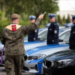 Przekazanie nowych radiowozów świętokrzyskiej policji. W przekazaniu uczestniczyła wojewoda świętokrzyski Agata Wojtyszek / Wiktor Taszłow / Radio Kielce