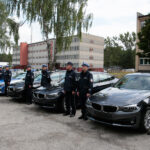 Przekazanie nowych radiowozów świętokrzyskiej policji. W przekazaniu uczestniczyła wojewoda świętokrzyski Agata Wojtyszek / Wiktor Taszłow / Radio Kielce