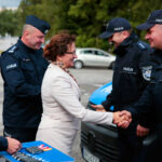 Przekazanie nowych radiowozów świętokrzyskiej policji. W przekazaniu uczestniczyła wojewoda świętokrzyski Agata Wojtyszek / Wiktor Taszłow / Radio Kielce