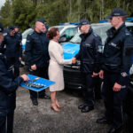 Przekazanie nowych radiowozów świętokrzyskiej policji. W przekazaniu uczestniczyła wojewoda świętokrzyski Agata Wojtyszek / Wiktor Taszłow / Radio Kielce