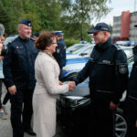 Przekazanie nowych radiowozów świętokrzyskiej policji. W przekazaniu uczestniczyła wojewoda świętokrzyski Agata Wojtyszek / Wiktor Taszłow / Radio Kielce