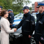 Przekazanie nowych radiowozów świętokrzyskiej policji. W przekazaniu uczestniczyła wojewoda świętokrzyski Agata Wojtyszek / Wiktor Taszłow / Radio Kielce