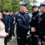Przekazanie nowych radiowozów świętokrzyskiej policji. W przekazaniu uczestniczyła wojewoda świętokrzyski Agata Wojtyszek / Wiktor Taszłow / Radio Kielce