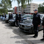 Przekazanie nowych radiowozów świętokrzyskiej policji. W przekazaniu uczestniczyła wojewoda świętokrzyski Agata Wojtyszek / Wiktor Taszłow / Radio Kielce