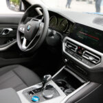 Przekazanie nowych radiowozów świętokrzyskiej policji. W przekazaniu uczestniczyła wojewoda świętokrzyski Agata Wojtyszek / Wiktor Taszłow / Radio Kielce