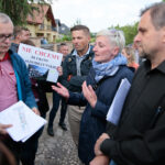 Spotkanie kieleckich radnych i mieszkańców ul. Dobrzyńskiej sprzeciwiających się budowie bloków w sąsiedztwie ich domów / Wiktor Taszłow / Radio Kielce