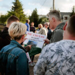 Spotkanie kieleckich radnych i mieszkańców ul. Dobrzyńskiej sprzeciwiających się budowie bloków w sąsiedztwie ich domów / Wiktor Taszłow / Radio Kielce