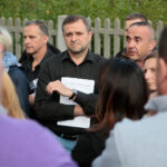 Spotkanie kieleckich radnych i mieszkańców ul. Dobrzyńskiej sprzeciwiających się budowie bloków w sąsiedztwie ich domów / Wiktor Taszłow / Radio Kielce